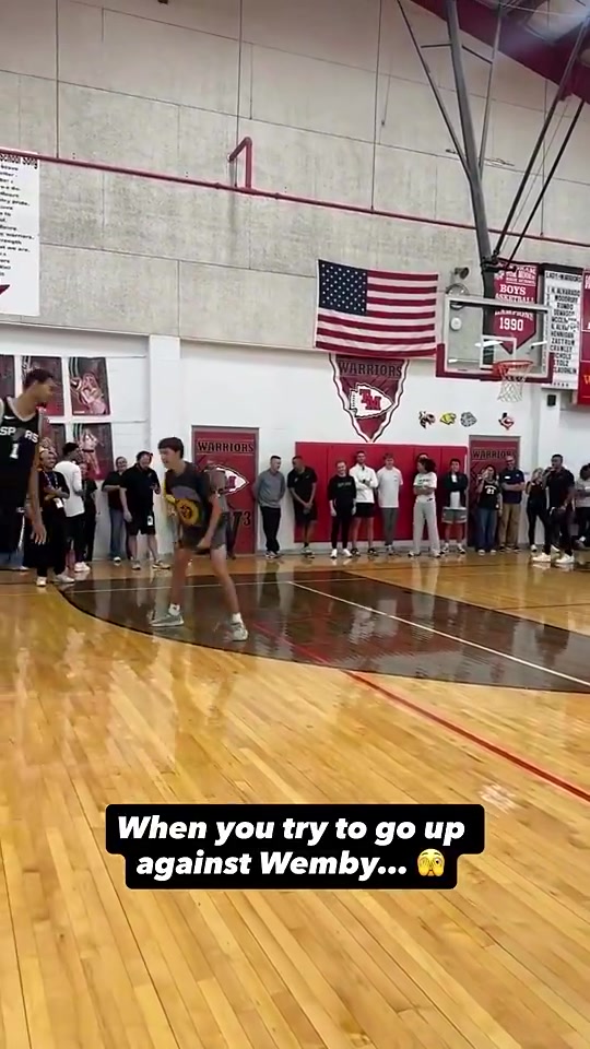 感觉这球迷身高并不矮